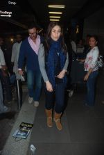 Saif Ali Khan, Kareena Kapoor off for a vacation in Airport on 25th Dec 2011 (12).JPG